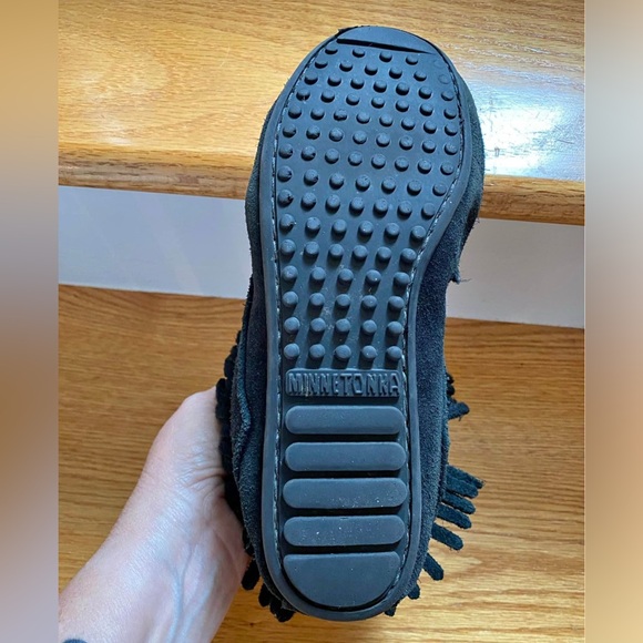 Minnetonka Black Leather Fringe Moccasins Size 7 - Picture 4 of 4